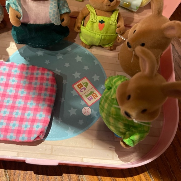 Li’l Travel suitcase 6 cottontail rabbits with chairs - Picture 5 of 13